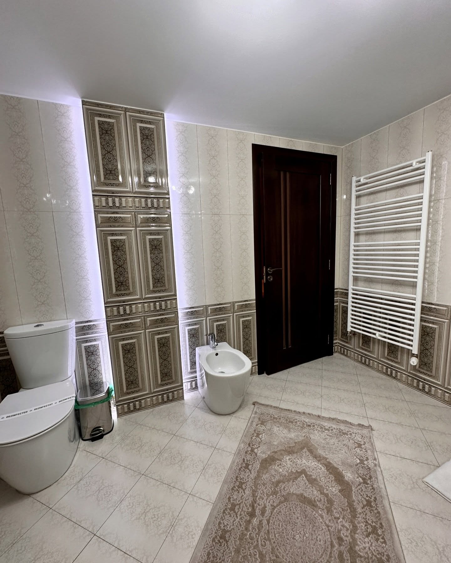 Baie spațioasă, cu faianță decorativă și radiator de prosoape