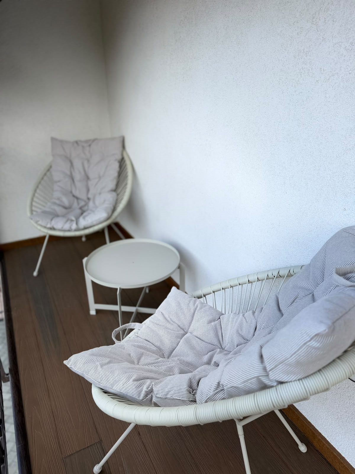 Fotolii cu perne pe balconul unei camere superioare