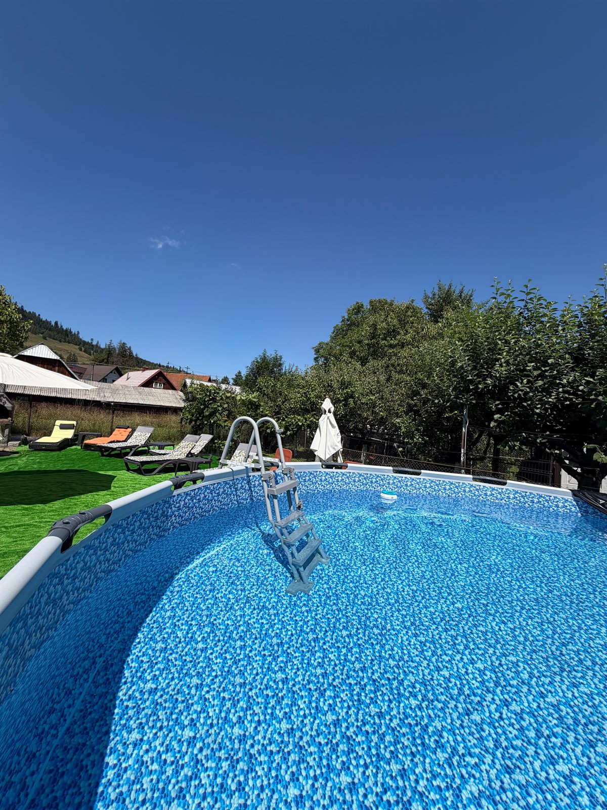Scara de acces în piscină, cu cer senin deasupra
