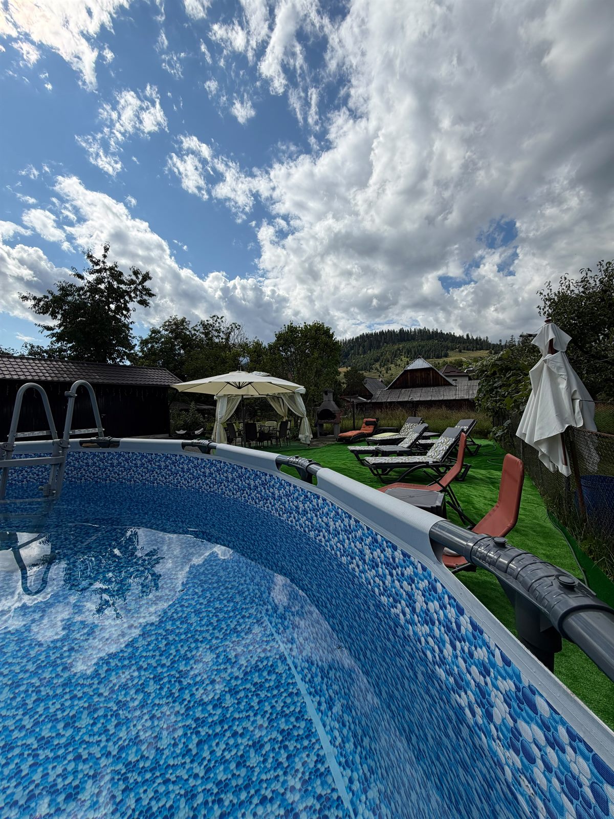 Piscina și foișorul din grădina Casei Alexandra, într-o zi cu nori