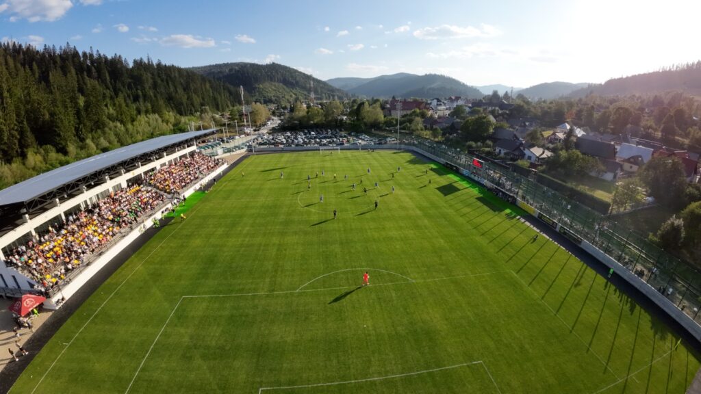 Stadionul din Putna, cu gazon natural și instalație de nocturnă